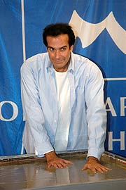 Hände in nassem Zement: David Copperfield verwegigte sich im Munich Olympic Walk of Stars (Foto: Nathalie Tandler)